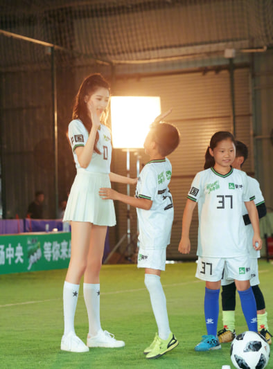 英超2024赛季焦点：C罗短期转会引爆市场，曼城2-0切尔西领跑积分榜